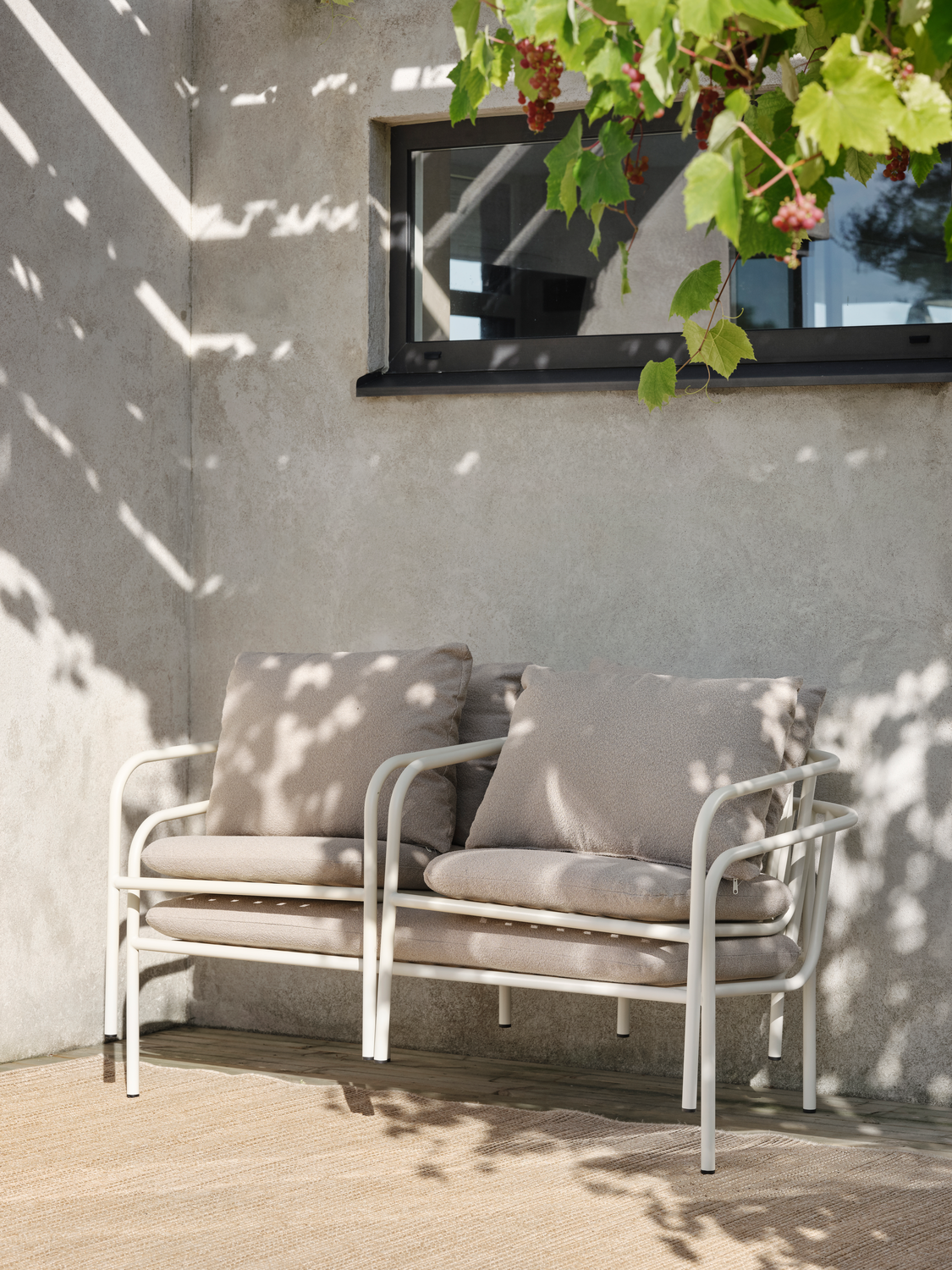 Bendt fåtölj Pearl White/Teddy Beige, en produkt av hög kvalitet till bra pris från Ulfåsa möbler