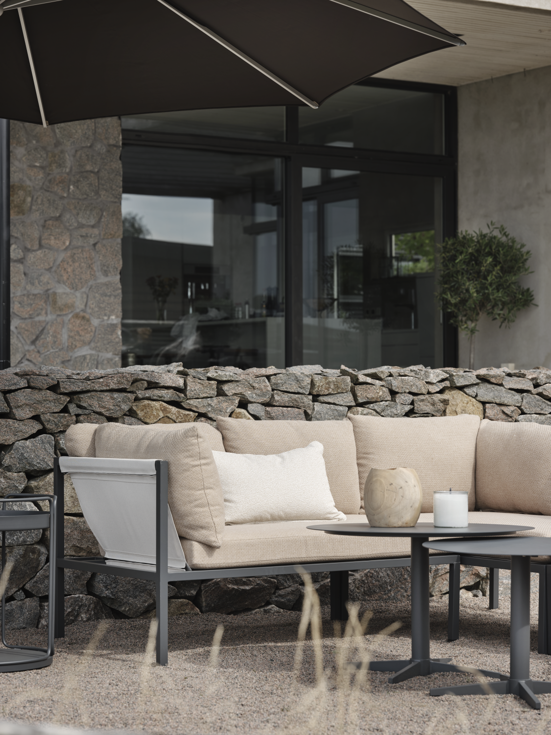 Allie hörnsoffa Antracit/Barley, en produkt av hög kvalitet till bra pris från Ulfåsa möbler