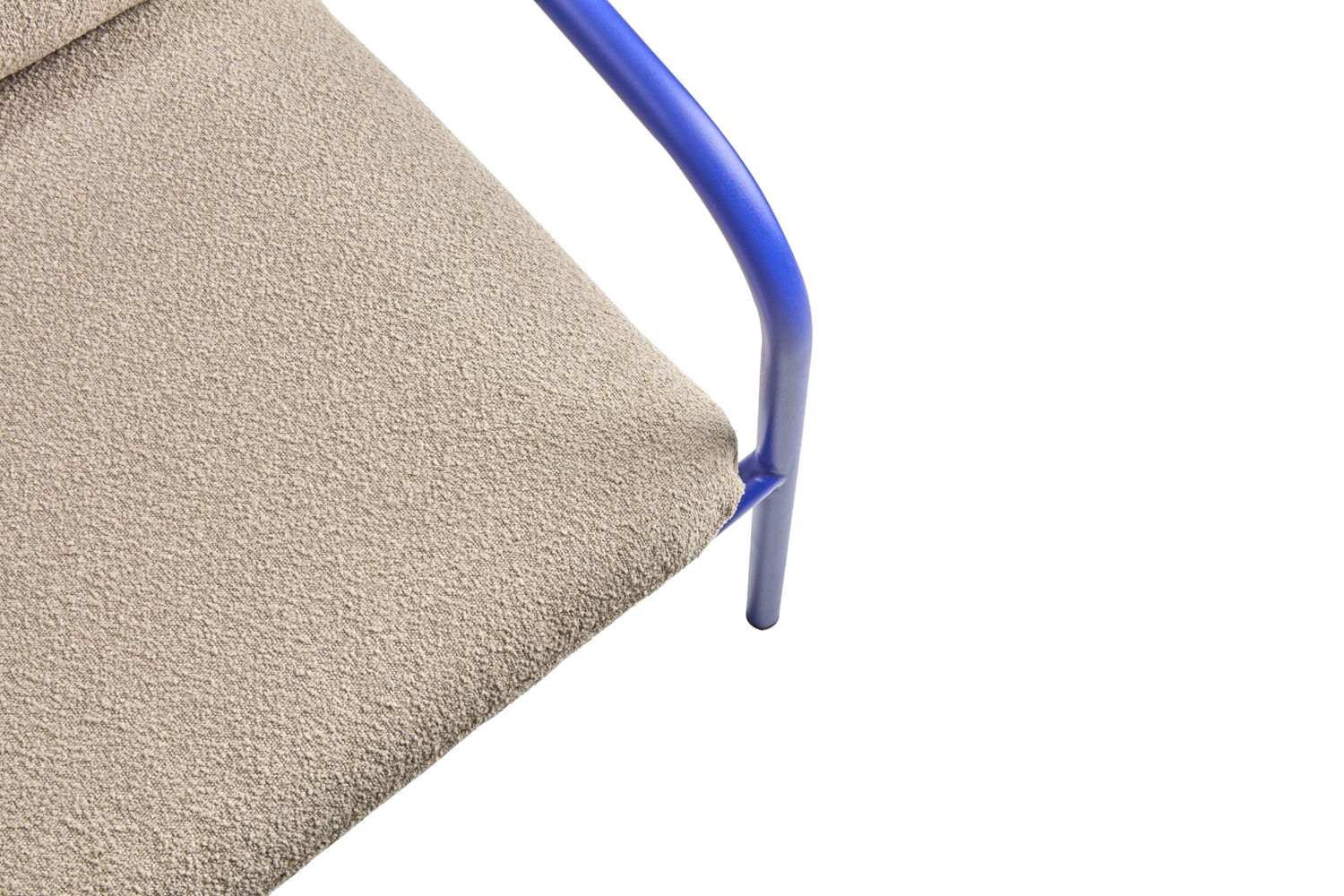 Bendt 2-sitssoffa Indigo Blue/Teddy Beige, en produkt av hög kvalitet till bra pris från Ulfåsa möbler