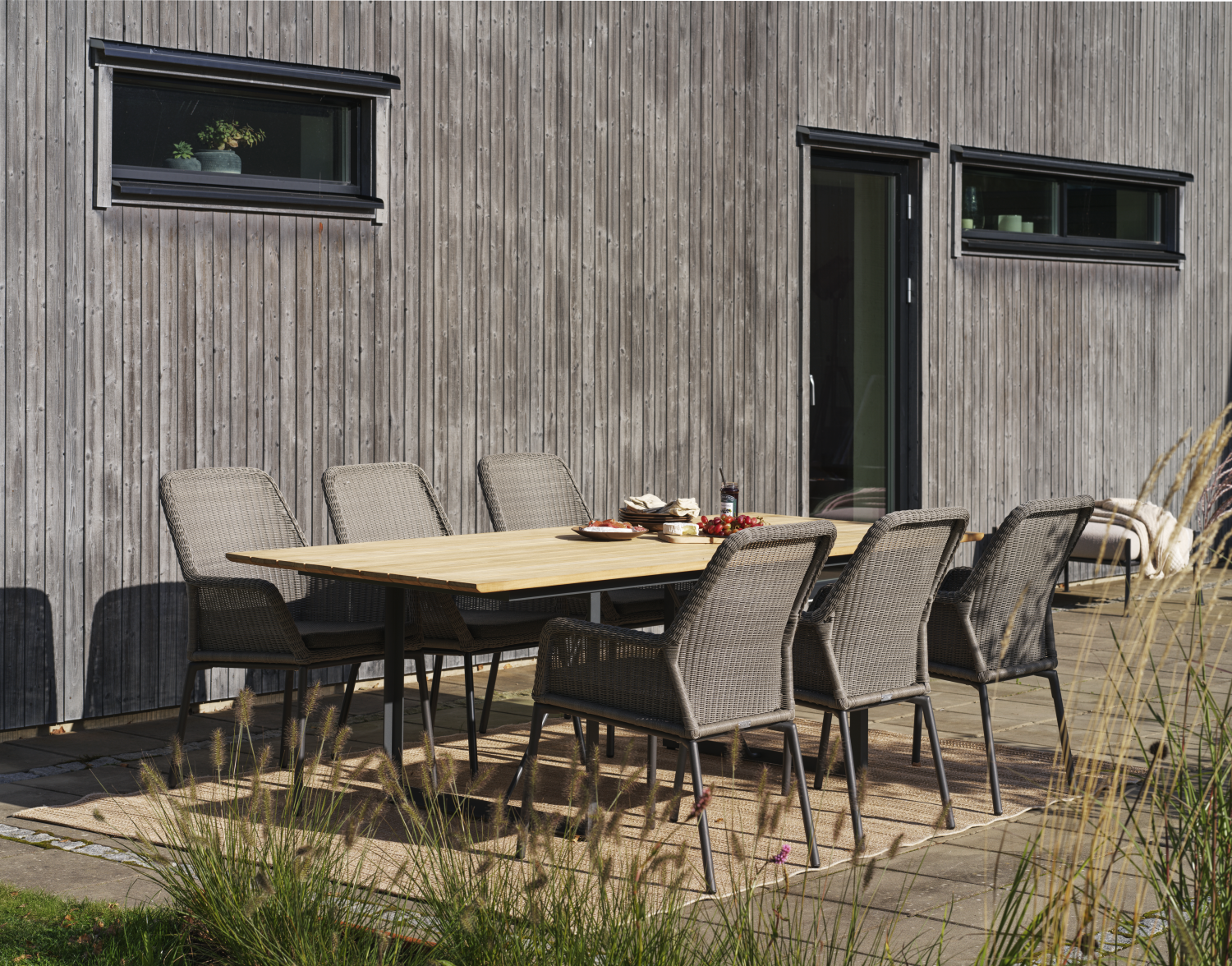 Shad matbord Antracit/Teak, en produkt av hög kvalitet till bra pris från Ulfåsa möbler