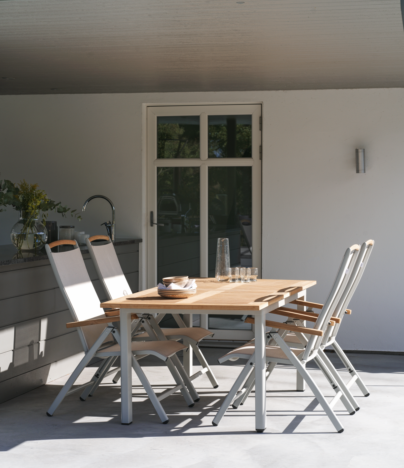 Lyon matbord Light Grey/Teak, en produkt av hög kvalitet till bra pris från Ulfåsa möbler