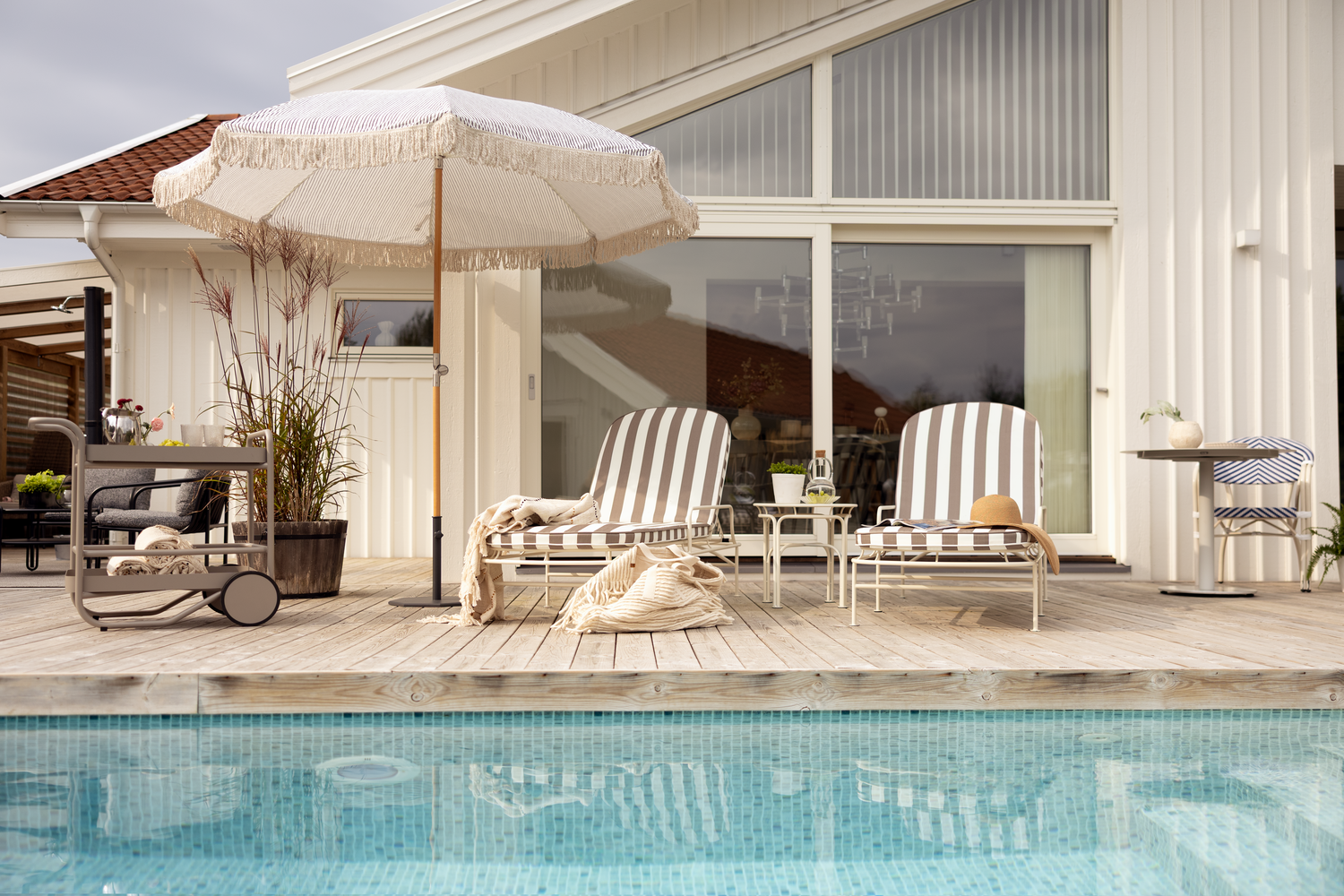 Arts vilsäng Soft White/Beige Stripes, en produkt av hög kvalitet till bra pris från Ulfåsa möbler