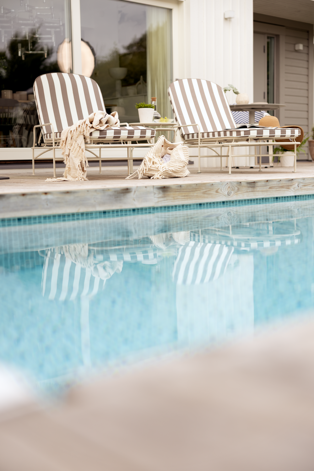 Arts vilsäng Soft White/Beige Stripes, en produkt av hög kvalitet till bra pris från Ulfåsa möbler