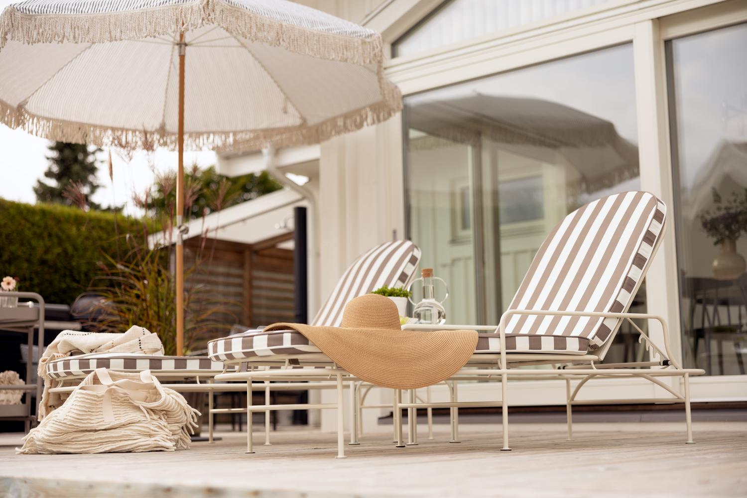 Arts vilsäng Soft White/Beige Stripes, en produkt av hög kvalitet till bra pris från Ulfåsa möbler