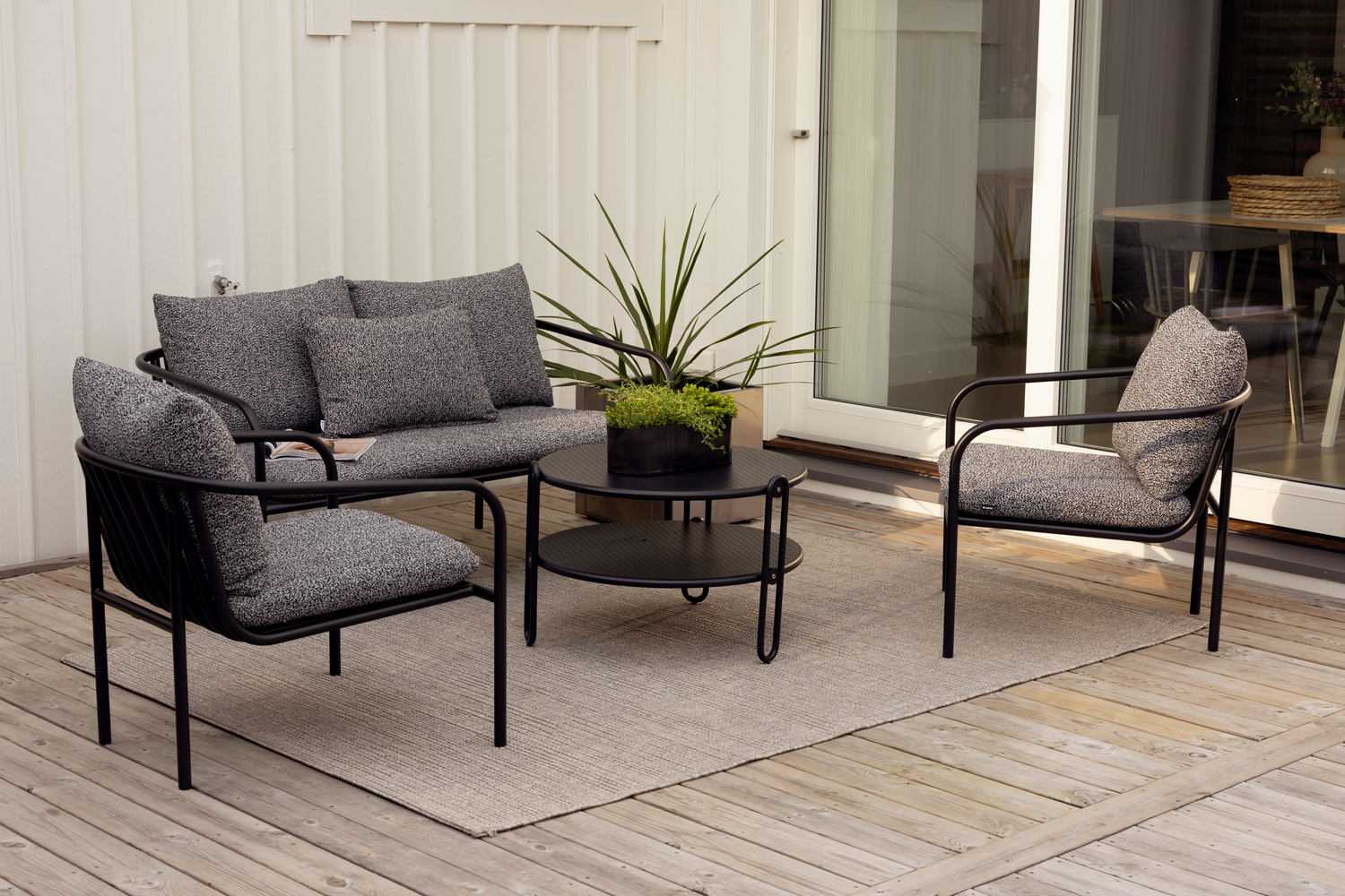 Bendt 2-sitssoffa Svart/Teddy Ant, en produkt av hög kvalitet till bra pris från Ulfåsa möbler