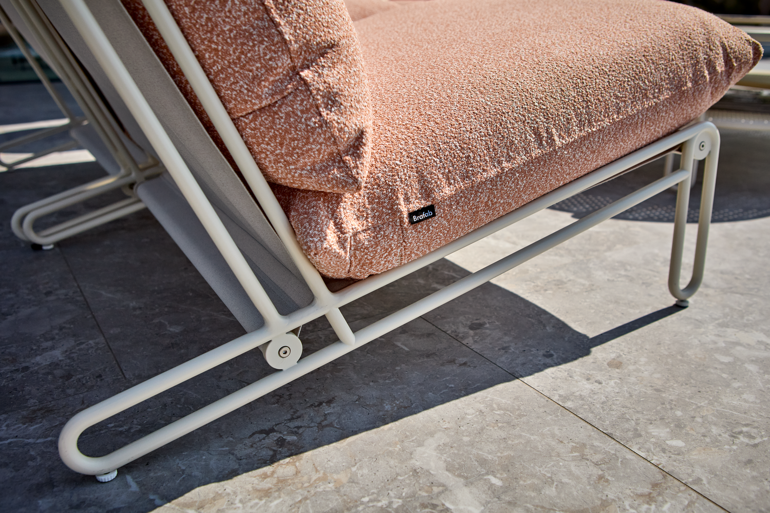 Blixt loungefåtölj Pearl White/Teddy Orange, en produkt av hög kvalitet till bra pris från Ulfåsa möbler