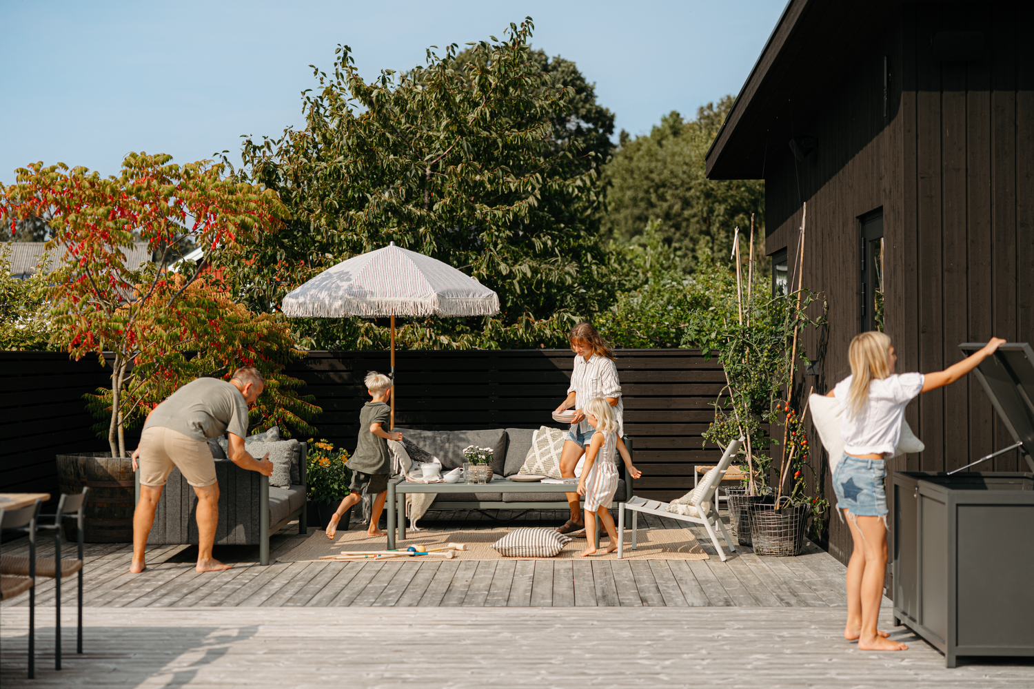 Brad 2,5-sits soffa Nordic Green/Charcoal Grey, en produkt av hög kvalitet till bra pris från Ulfåsa möbler