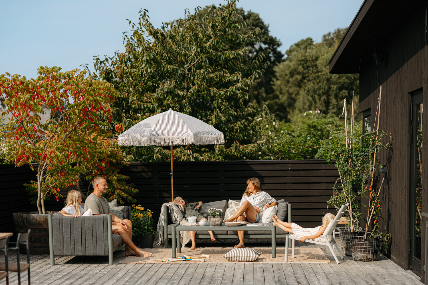 Brad 2,5-sits soffa Nordic Green/Charcoal Grey, en produkt av hög kvalitet till bra pris från Ulfåsa möbler