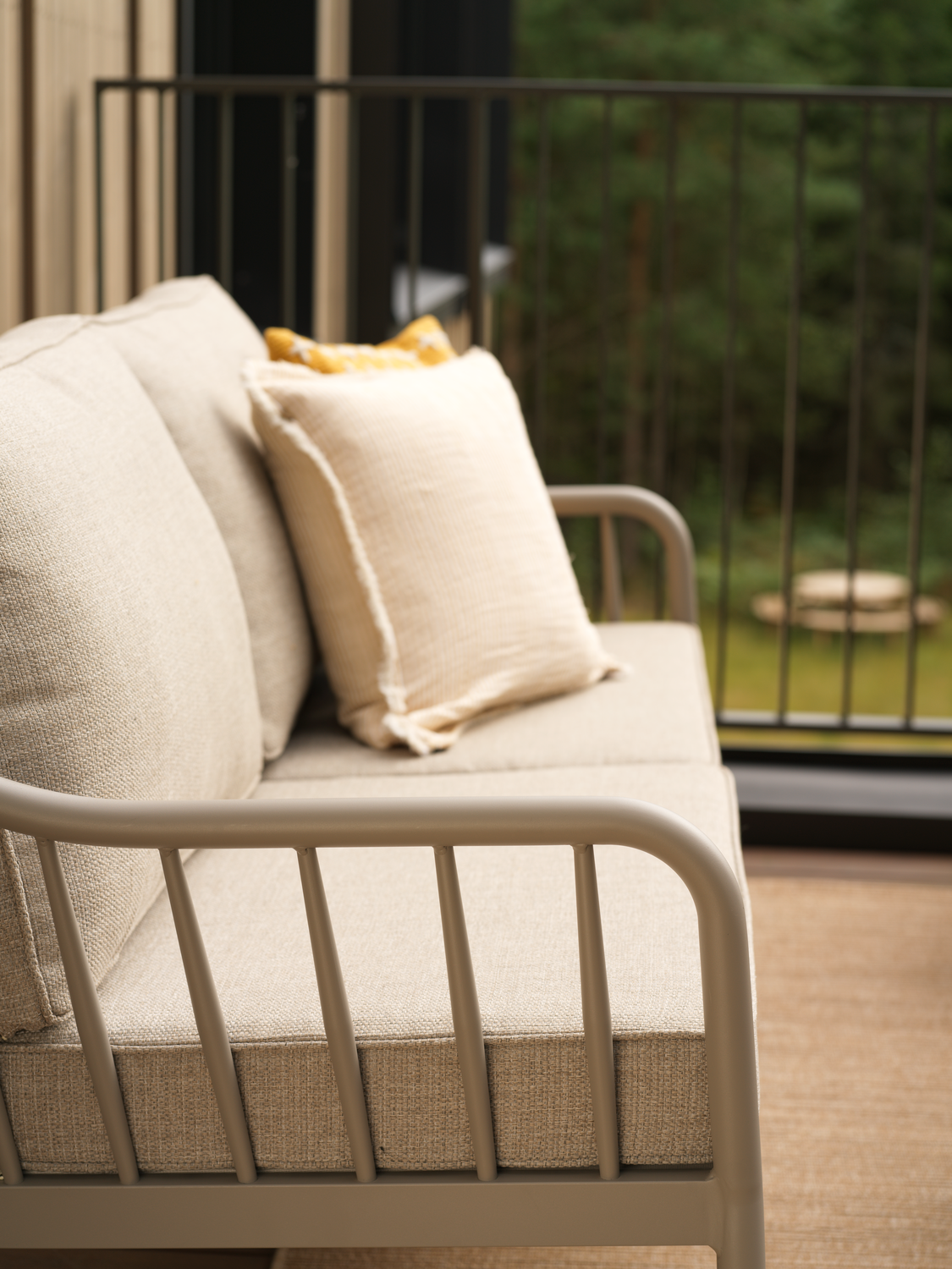 Coleville 2,5-sits soffa Khaki/Burlap Beige, en produkt av hög kvalitet till bra pris från Ulfåsa möbler