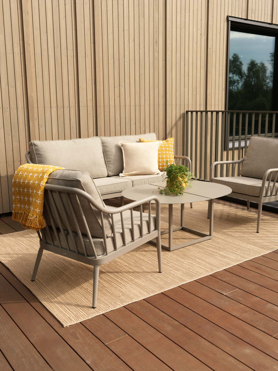 Coleville 2,5-sits soffa Khaki/Burlap Beige, en produkt av hög kvalitet till bra pris från Ulfåsa möbler