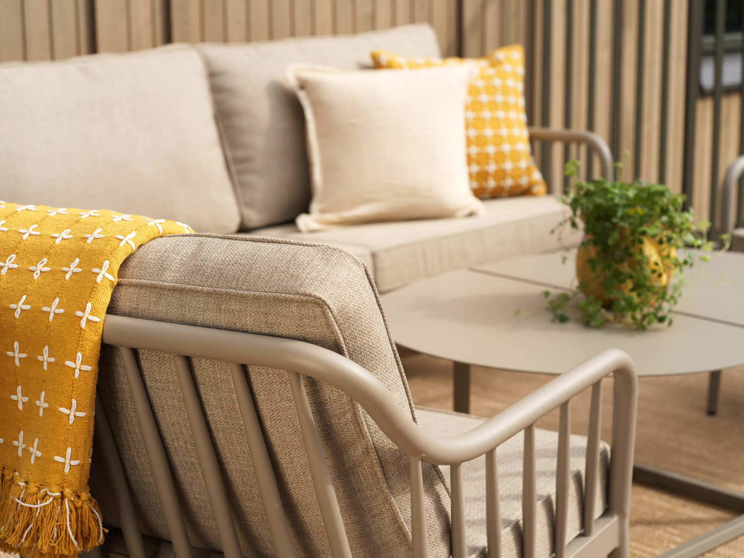 Coleville fåtölj Khaki/Burlap Beige, en produkt av hög kvalitet till bra pris från Ulfåsa möbler