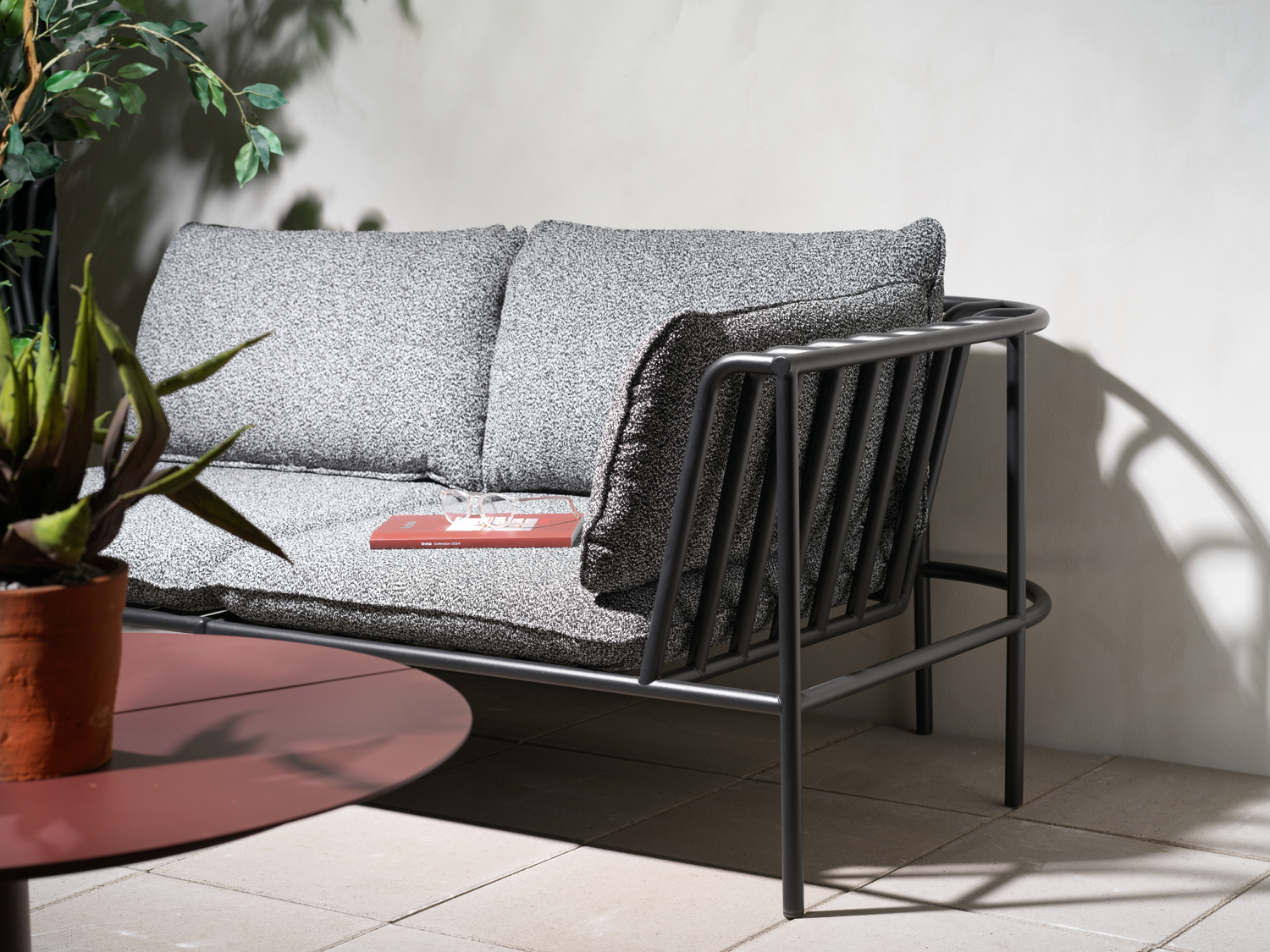 Collier mittdel Svart/Teddy Ant, en produkt av hög kvalitet till bra pris från Ulfåsa möbler