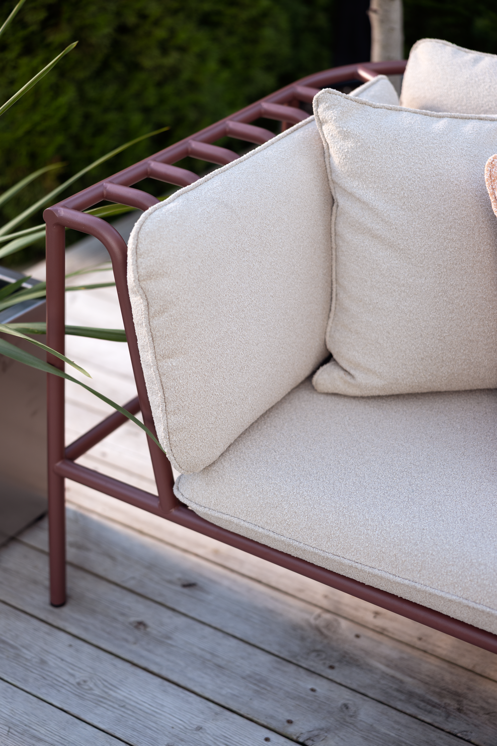 Collier hörn Zin Red/Teddy Beige, en produkt av hög kvalitet till bra pris från Ulfåsa möbler