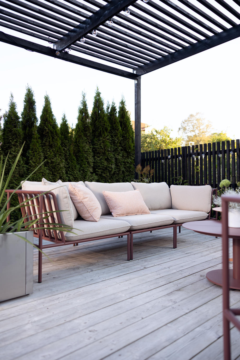 Collier hörn Zin Red/Teddy Beige, en produkt av hög kvalitet till bra pris från Ulfåsa möbler