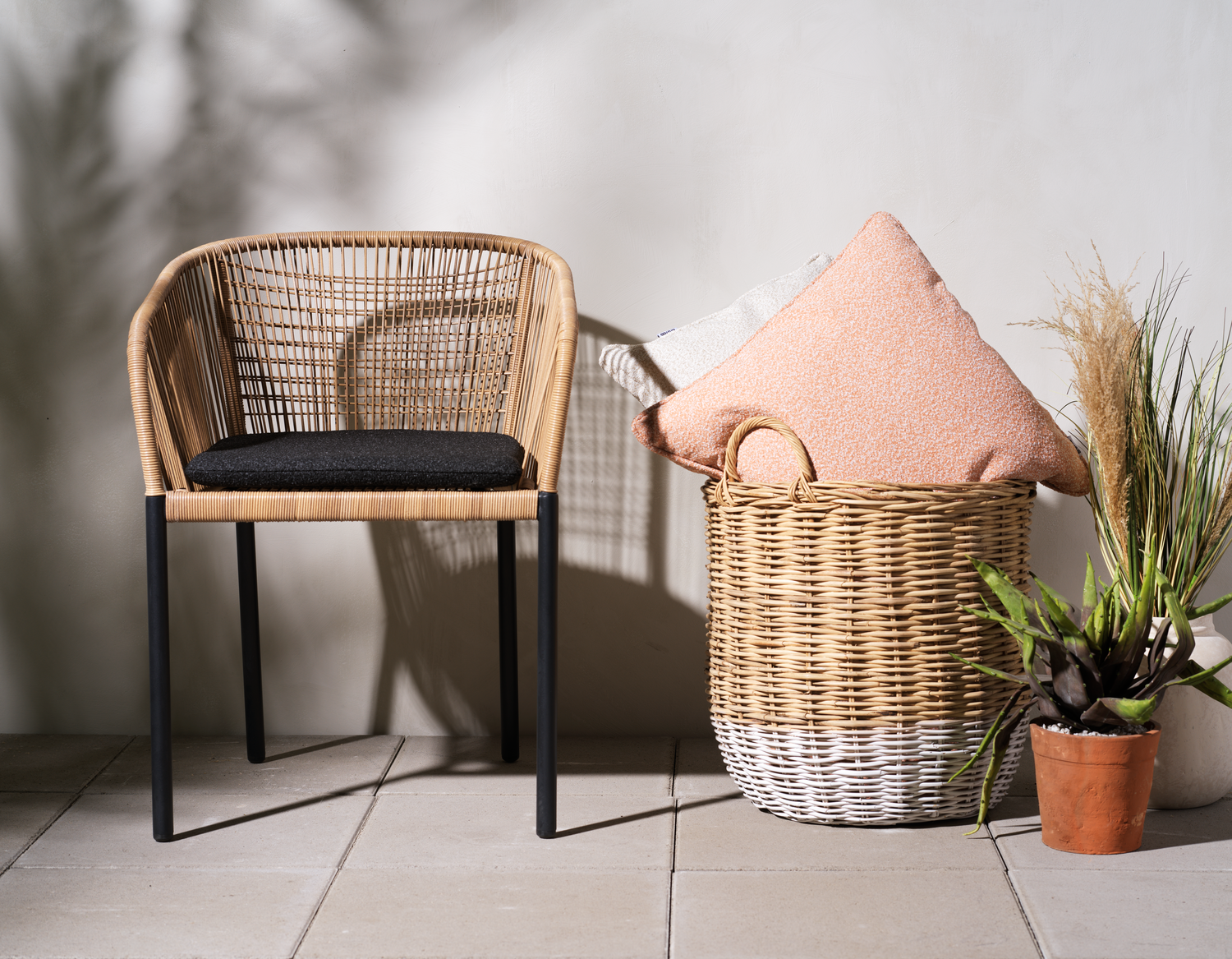 Delta karmstol Svart/Teddy Black, en produkt av hög kvalitet till bra pris från Ulfåsa möbler