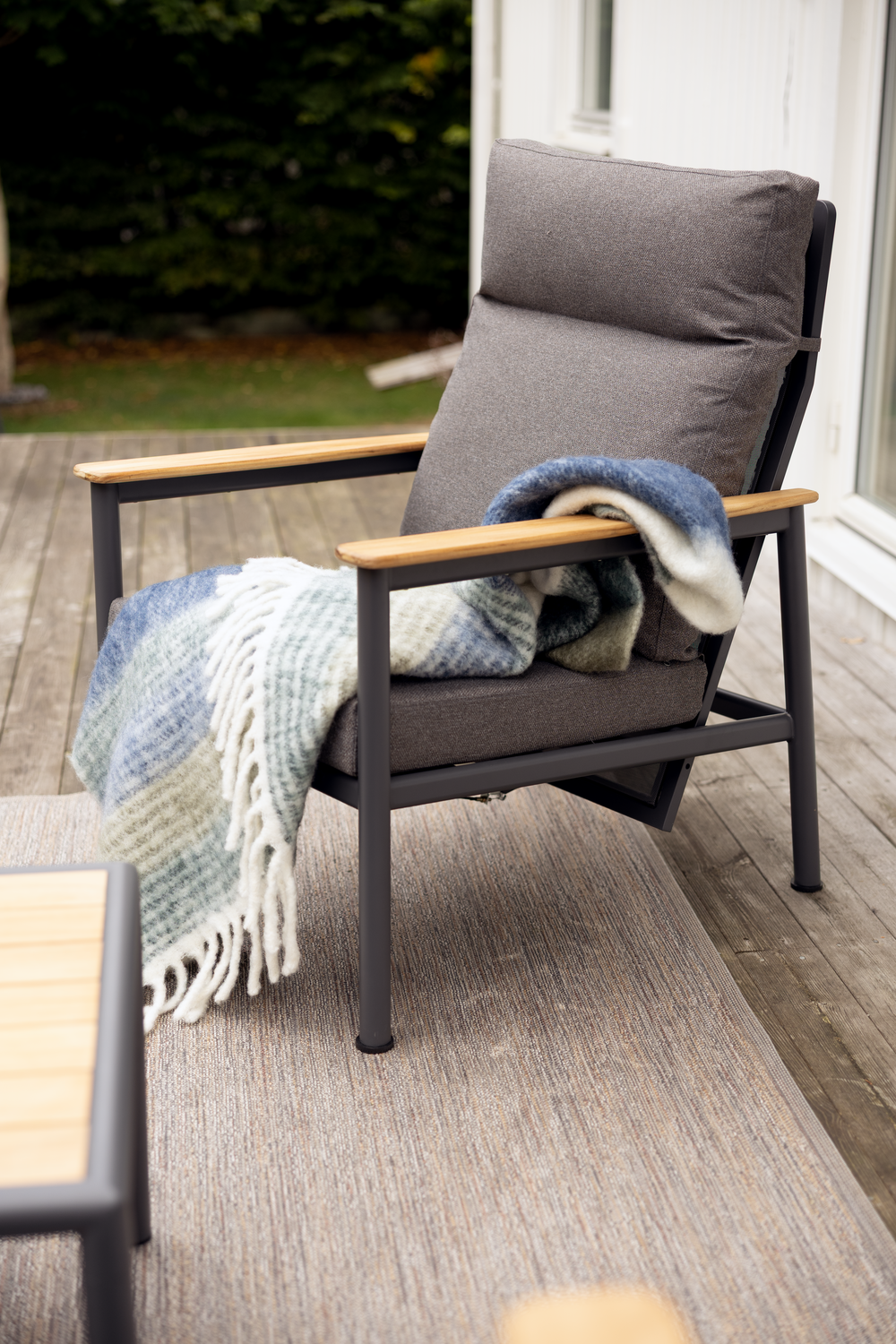 Gordon fåtölj Antracit/Soft Dawn, en produkt av hög kvalitet till bra pris från Ulfåsa möbler