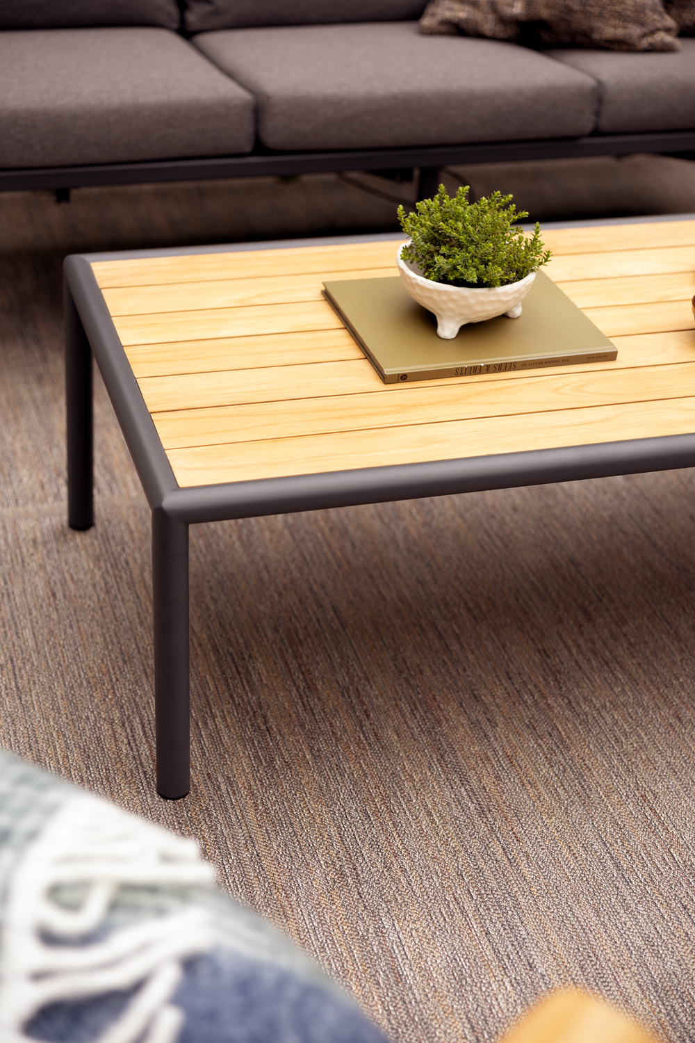 Gordon soffbord Antracit/Natur, en produkt av hög kvalitet till bra pris från Ulfåsa möbler