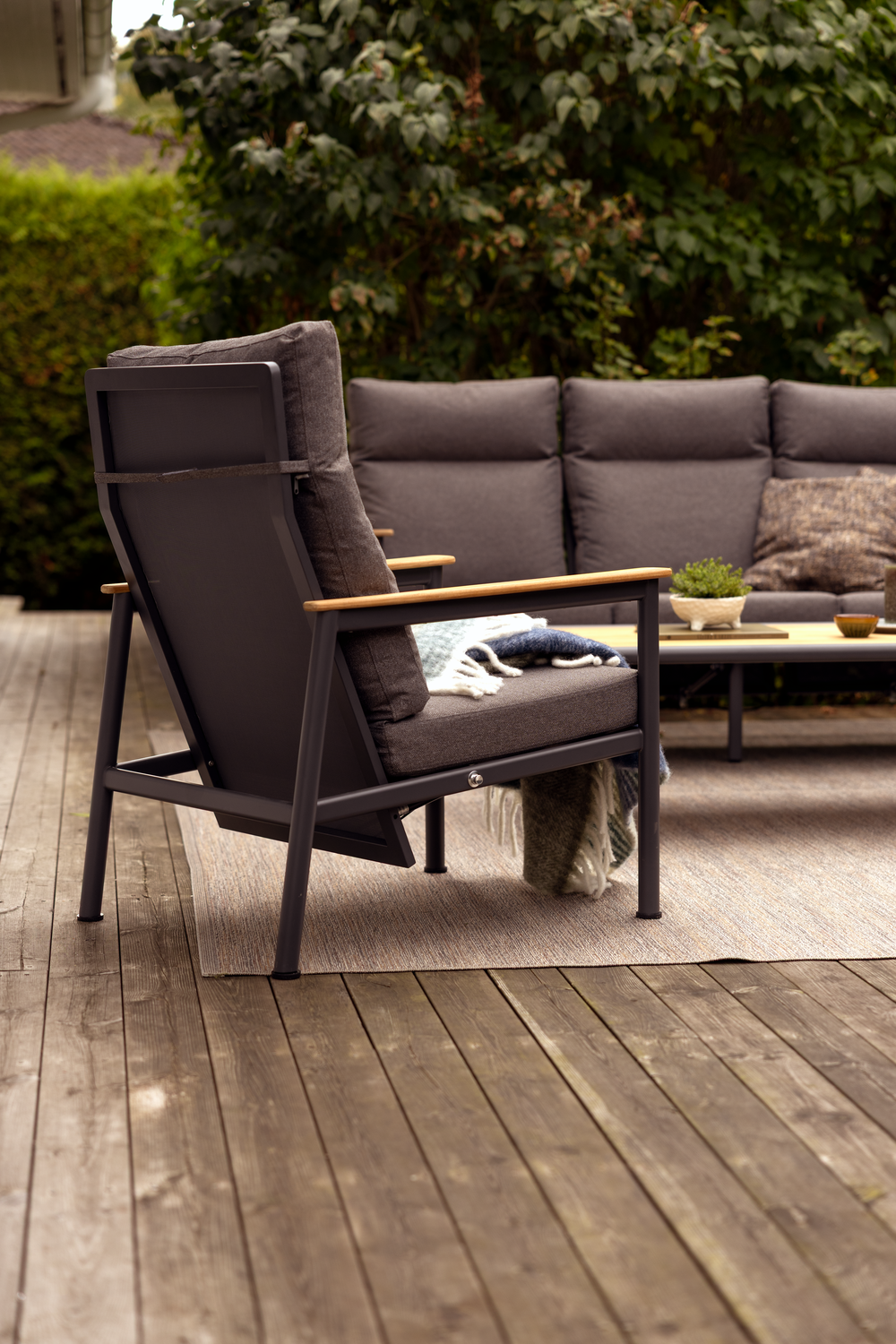 Gordon fåtölj Antracit/Soft Dawn, en produkt av hög kvalitet till bra pris från Ulfåsa möbler