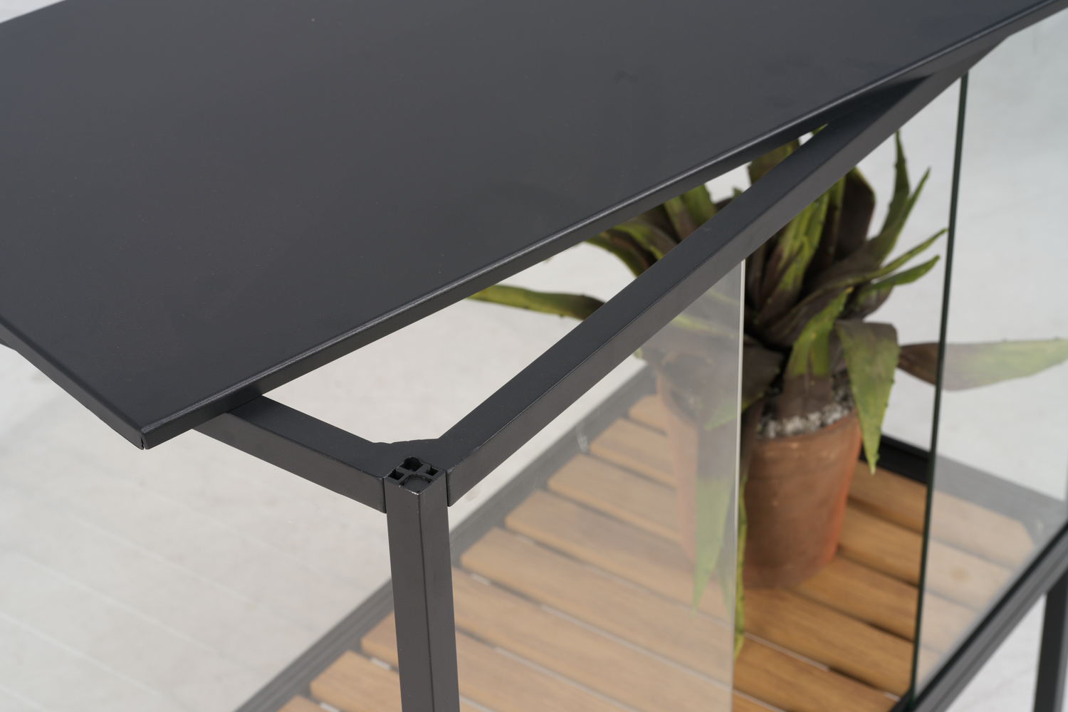 Grower Greens Växtskåp Svart, en produkt av hög kvalitet till bra pris från Ulfåsa möbler