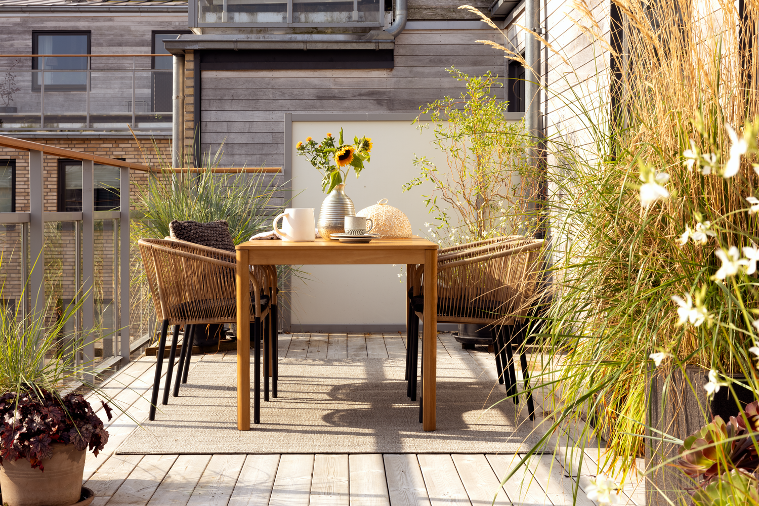 Delta karmstol Svart/Teddy Black, en produkt av hög kvalitet till bra pris från Ulfåsa möbler