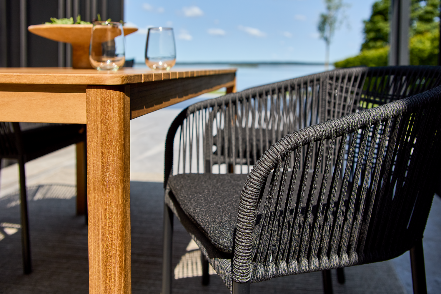 Delta karmstol Svart/Teddy Black, en produkt av hög kvalitet till bra pris från Ulfåsa möbler