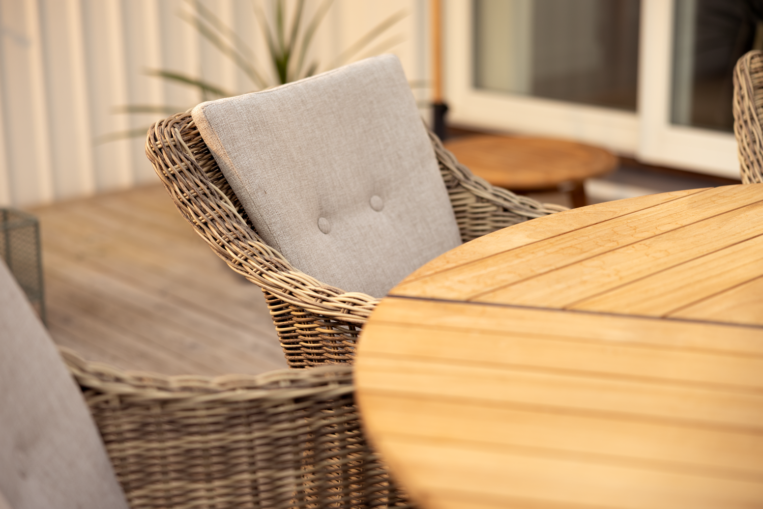 Peace Wood matbord Antracit/Natur, en produkt av hög kvalitet till bra pris från Ulfåsa möbler