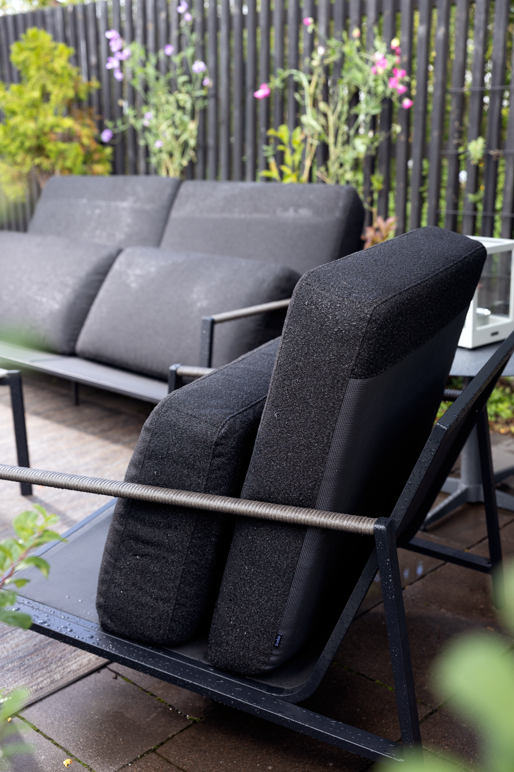 Lyra 2,5-sits soffa Svart/Teddy Black, en produkt av hög kvalitet till bra pris från Ulfåsa möbler