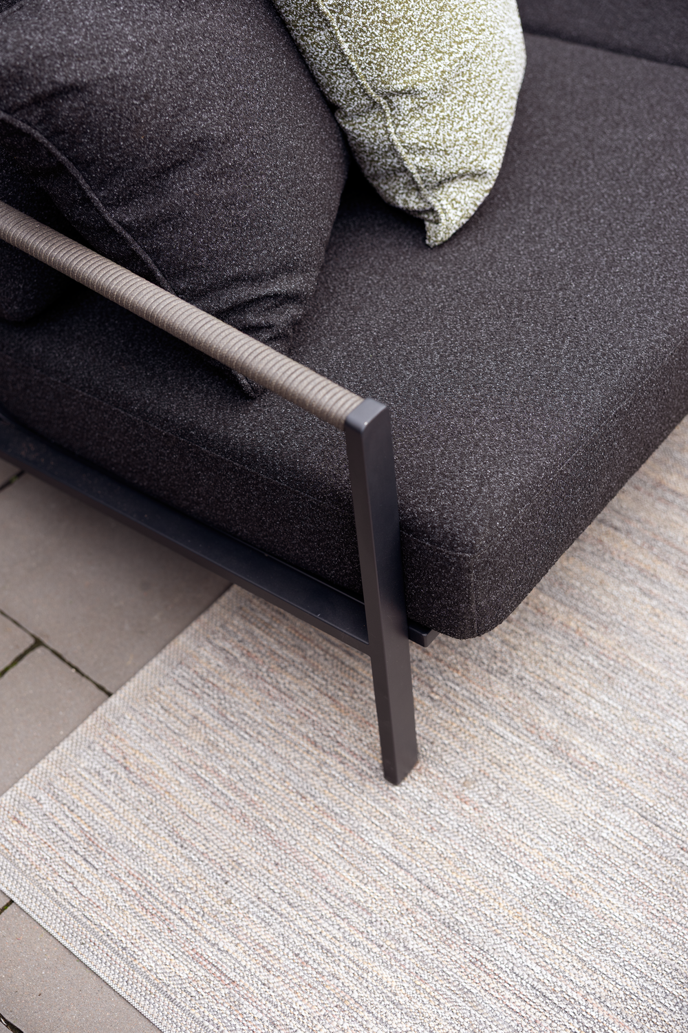 Lyra 2,5-sits soffa Svart/Teddy Black, en produkt av hög kvalitet till bra pris från Ulfåsa möbler