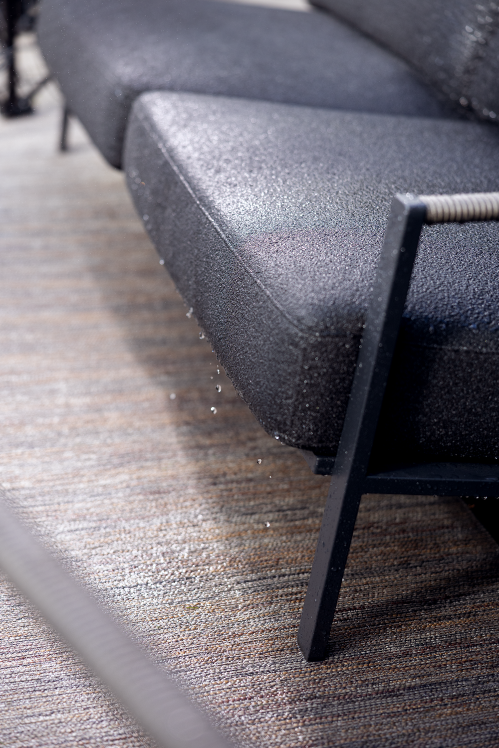 Lyra 2,5-sits soffa Svart/Teddy Black, en produkt av hög kvalitet till bra pris från Ulfåsa möbler