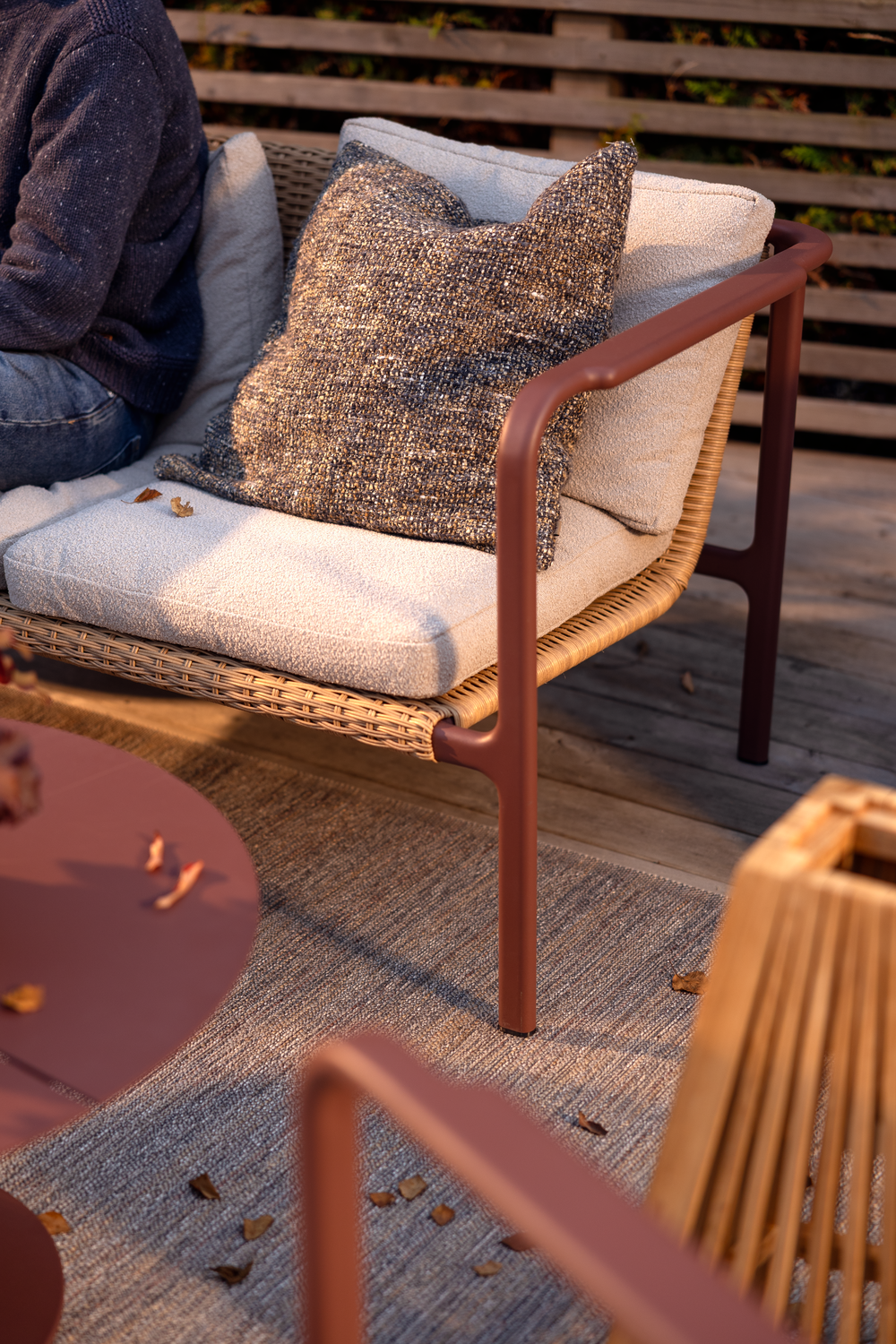 Motty 2-sitssoffa Zin Red/Teddy Beige, en produkt av hög kvalitet till bra pris från Ulfåsa möbler