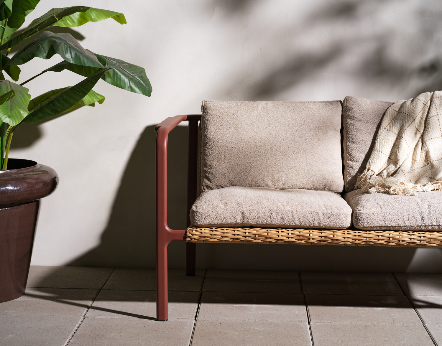 Motty 2-sitssoffa Zin Red/Teddy Beige, en produkt av hög kvalitet till bra pris från Ulfåsa möbler