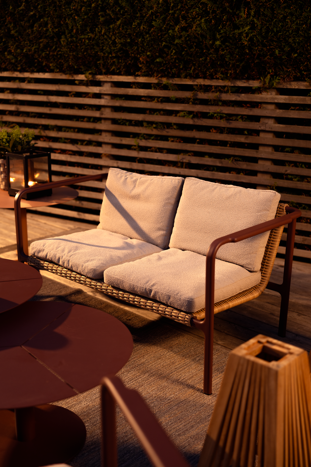 Motty 2-sitssoffa Zin Red/Teddy Beige, en produkt av hög kvalitet till bra pris från Ulfåsa möbler