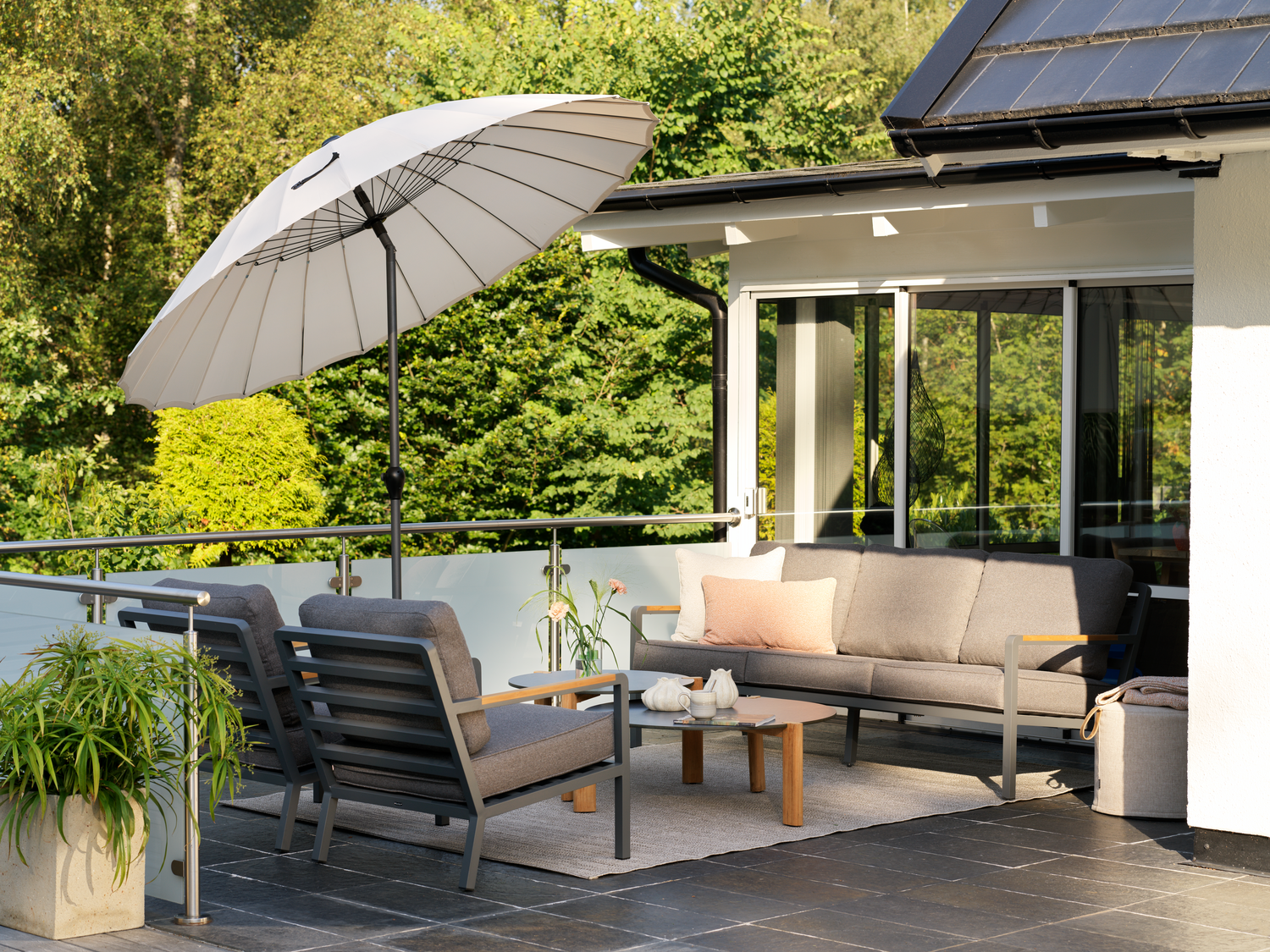 Shanghai parasoll Antracit/khaki, en produkt av hög kvalitet till bra pris från Ulfåsa möbler