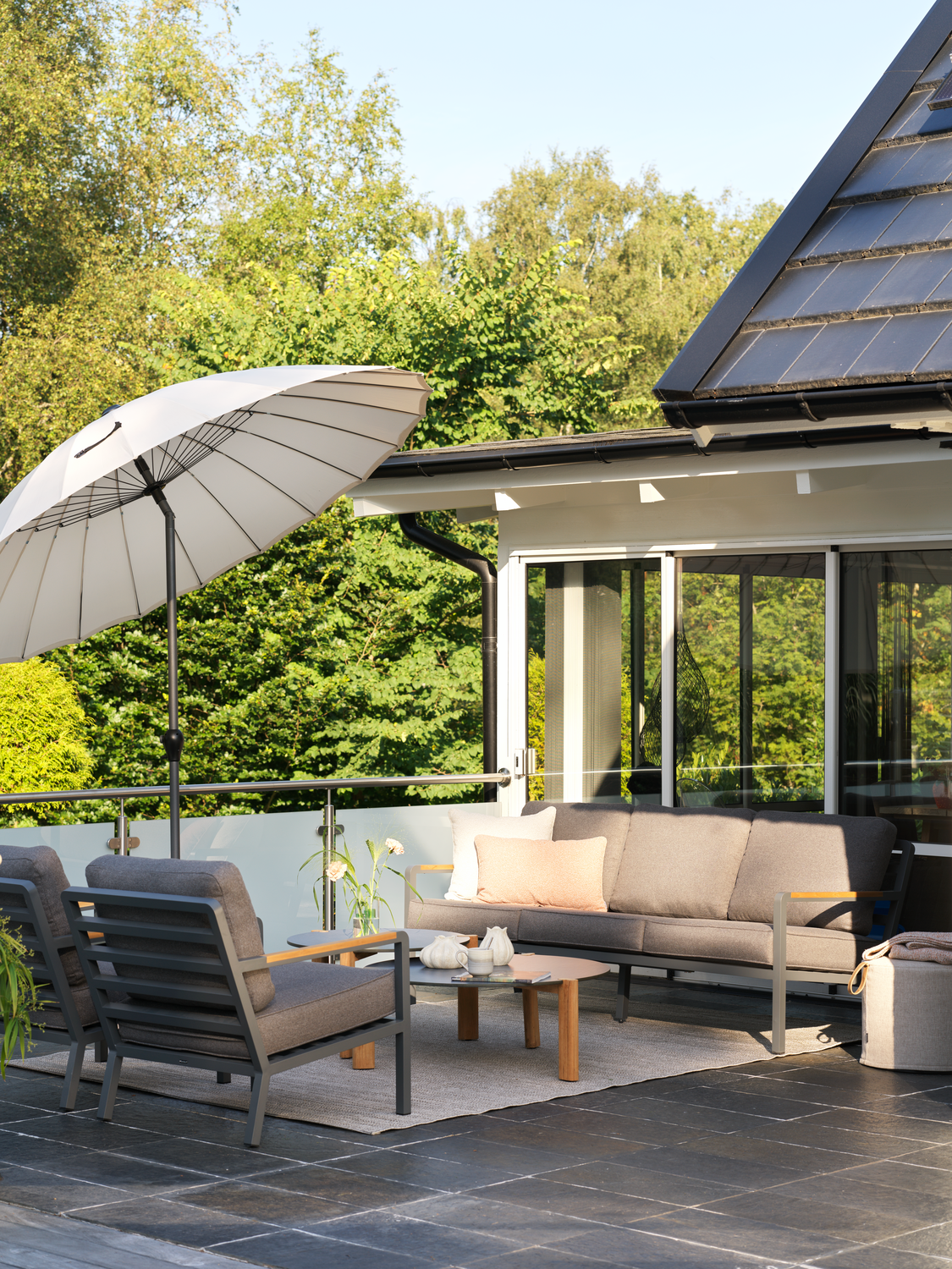 Shanghai parasoll Antracit/khaki, en produkt av hög kvalitet till bra pris från Ulfåsa möbler
