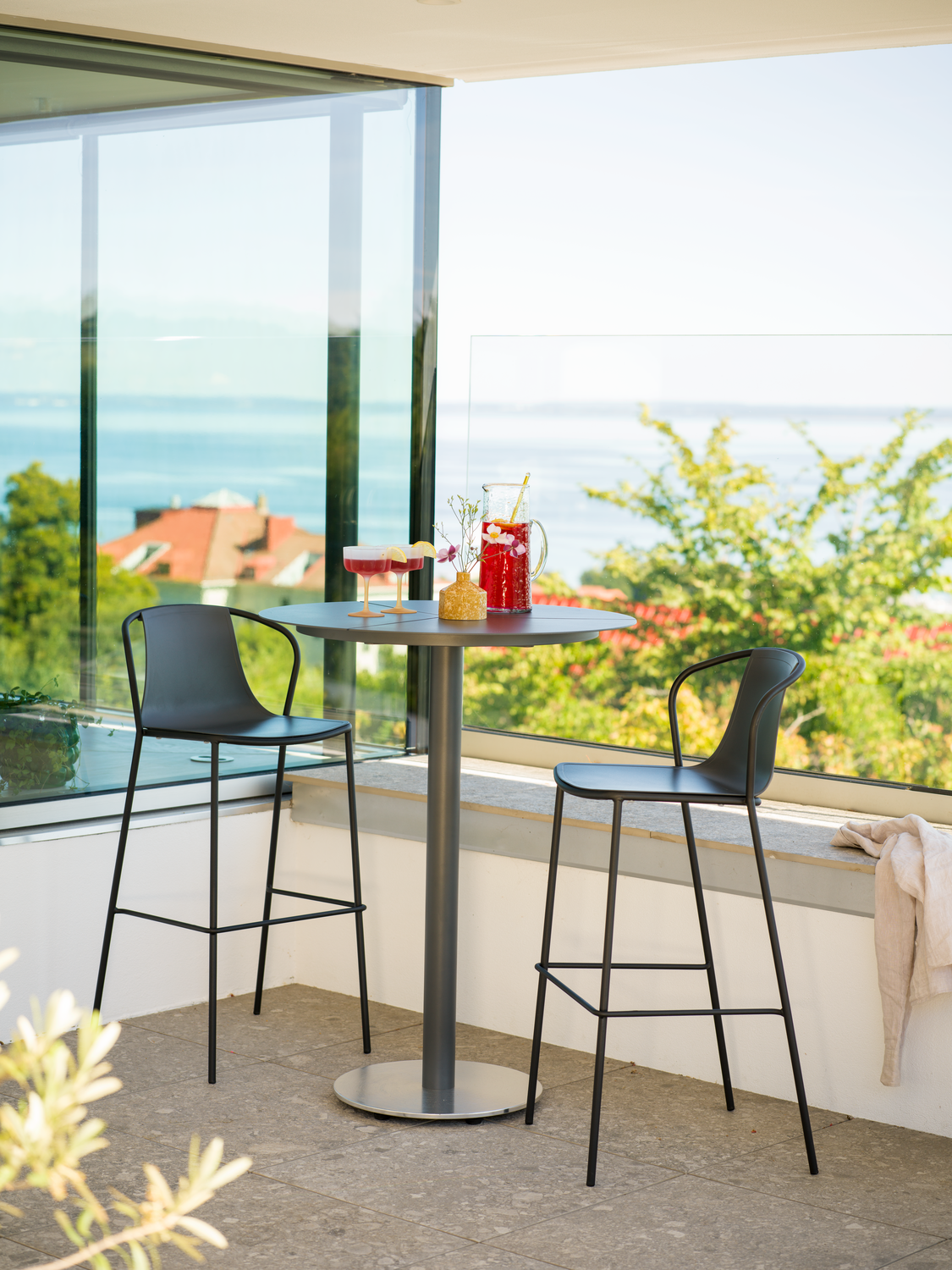 Peace barbord Antracit, en produkt av hög kvalitet till bra pris från Ulfåsa möbler