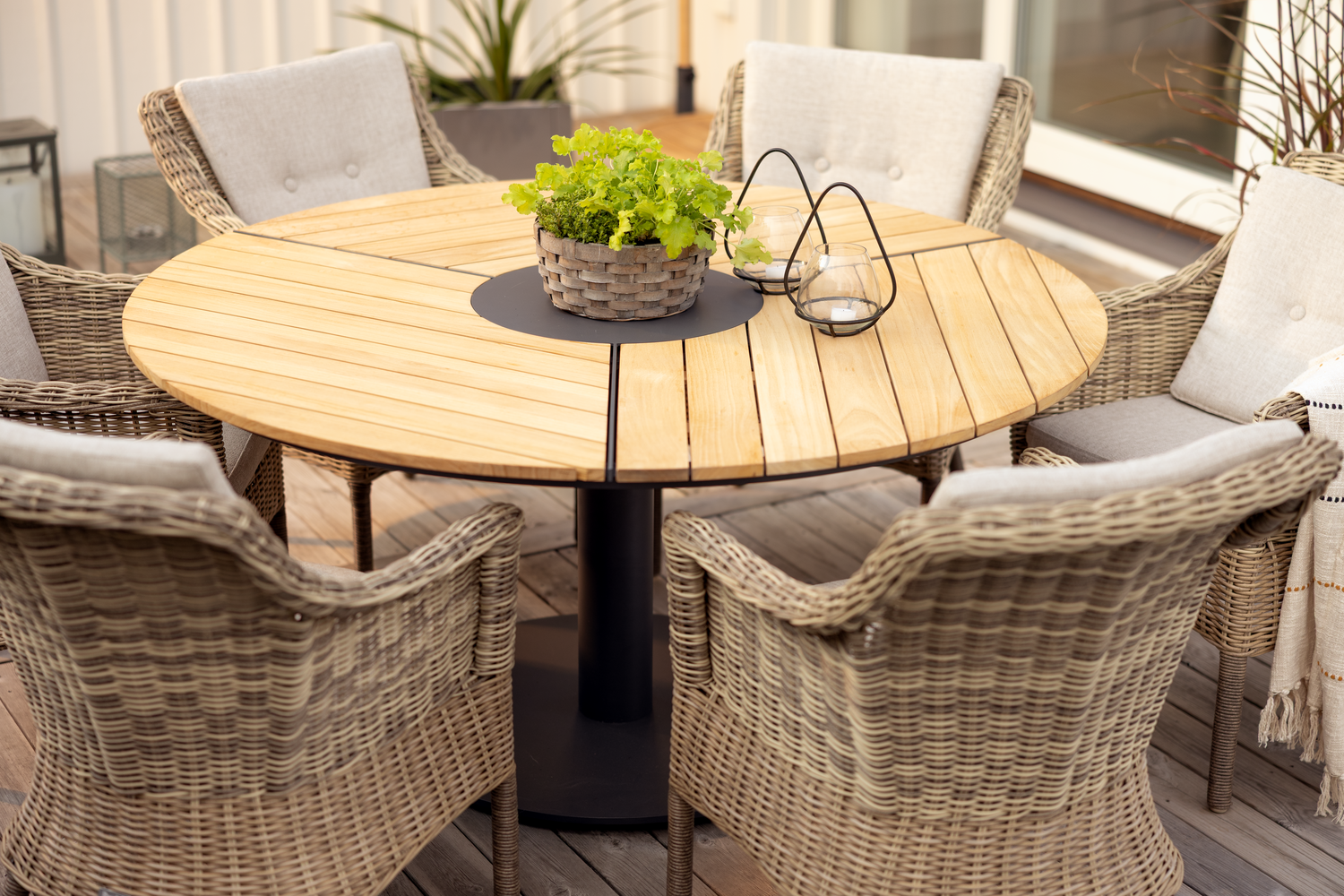 Peace Wood matbord Antracit/Natur, en produkt av hög kvalitet till bra pris från Ulfåsa möbler