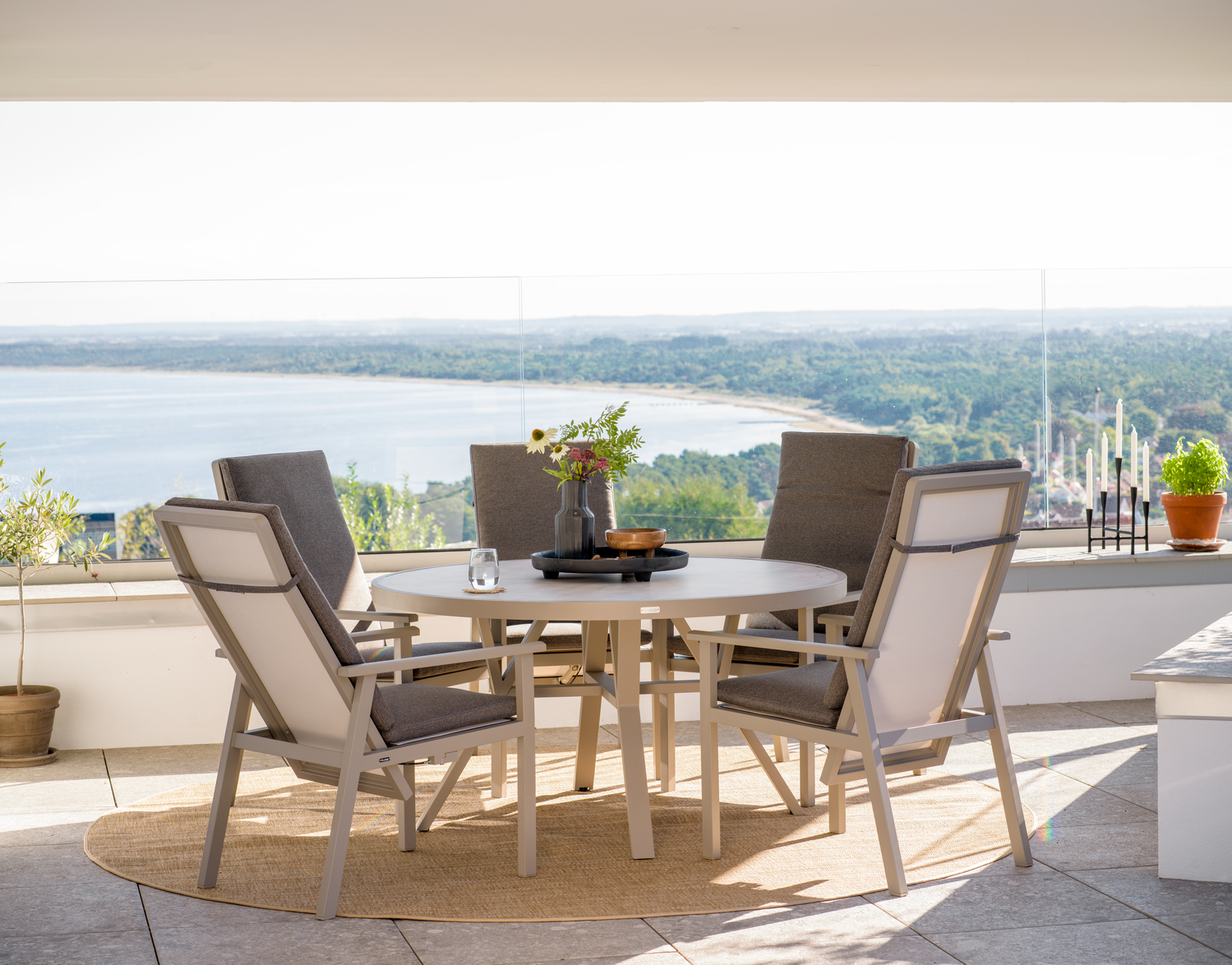 Samvaro positionsstol Khaki/Soft Dawn, en produkt av hög kvalitet till bra pris från Ulfåsa möbler