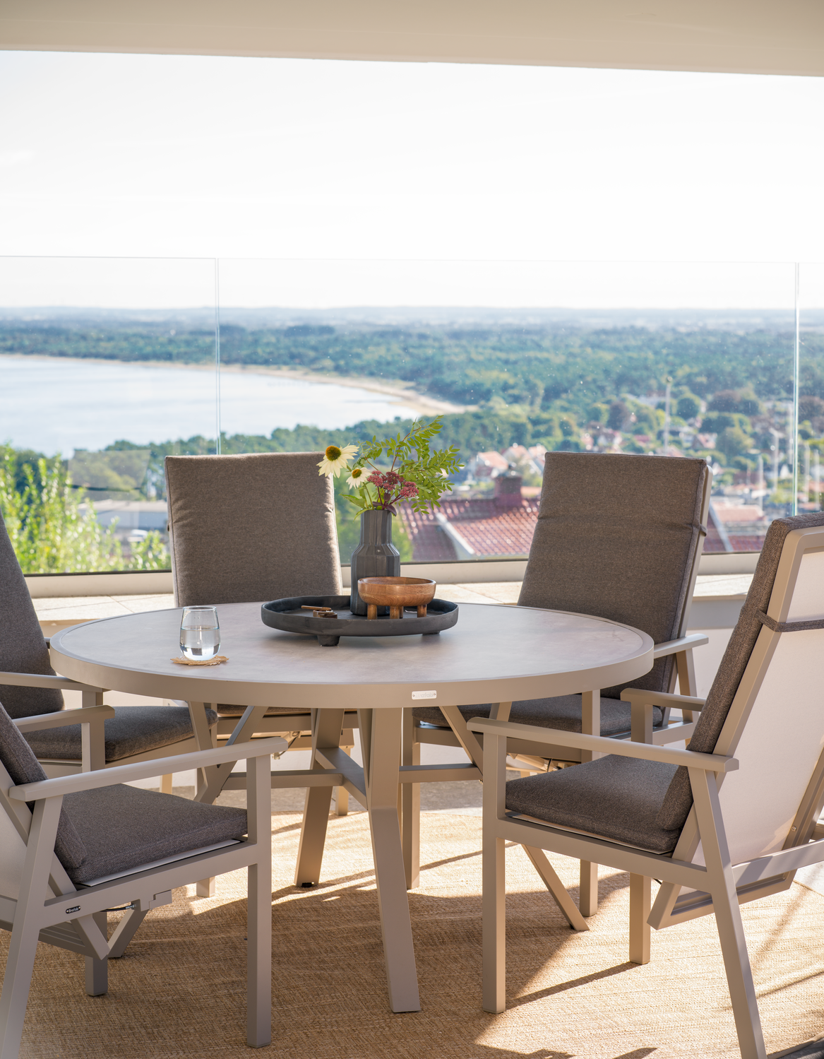 Samvaro positionsstol Khaki/Soft Dawn, en produkt av hög kvalitet till bra pris från Ulfåsa möbler