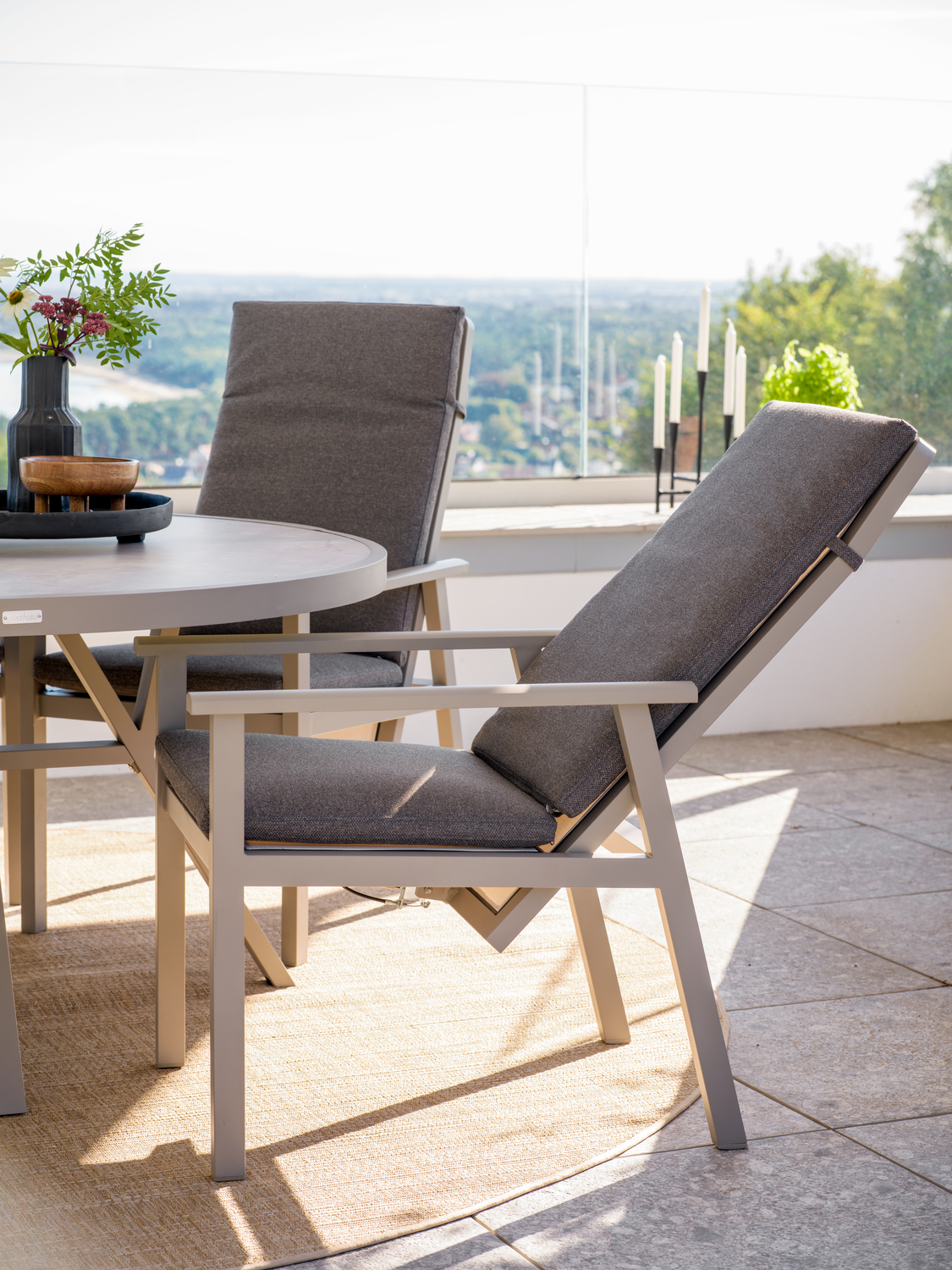 Samvaro positionsstol Khaki/Soft Dawn, en produkt av hög kvalitet till bra pris från Ulfåsa möbler