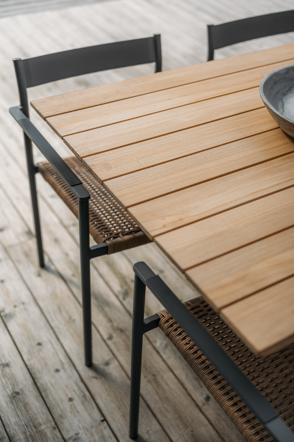 Shad matbord Antracit/Teak, en produkt av hög kvalitet till bra pris från Ulfåsa möbler