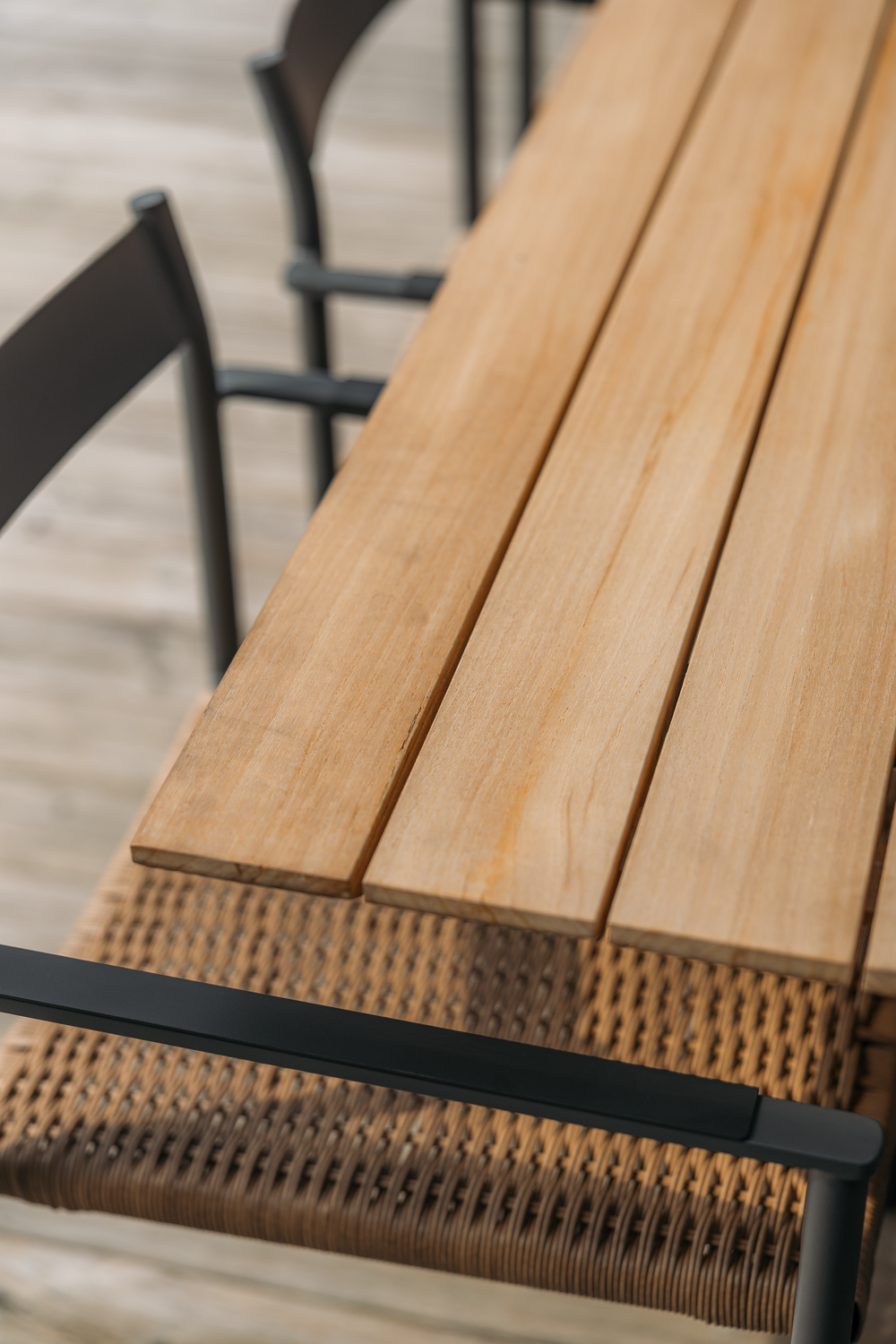 Shad matbord Antracit/Teak, en produkt av hög kvalitet till bra pris från Ulfåsa möbler