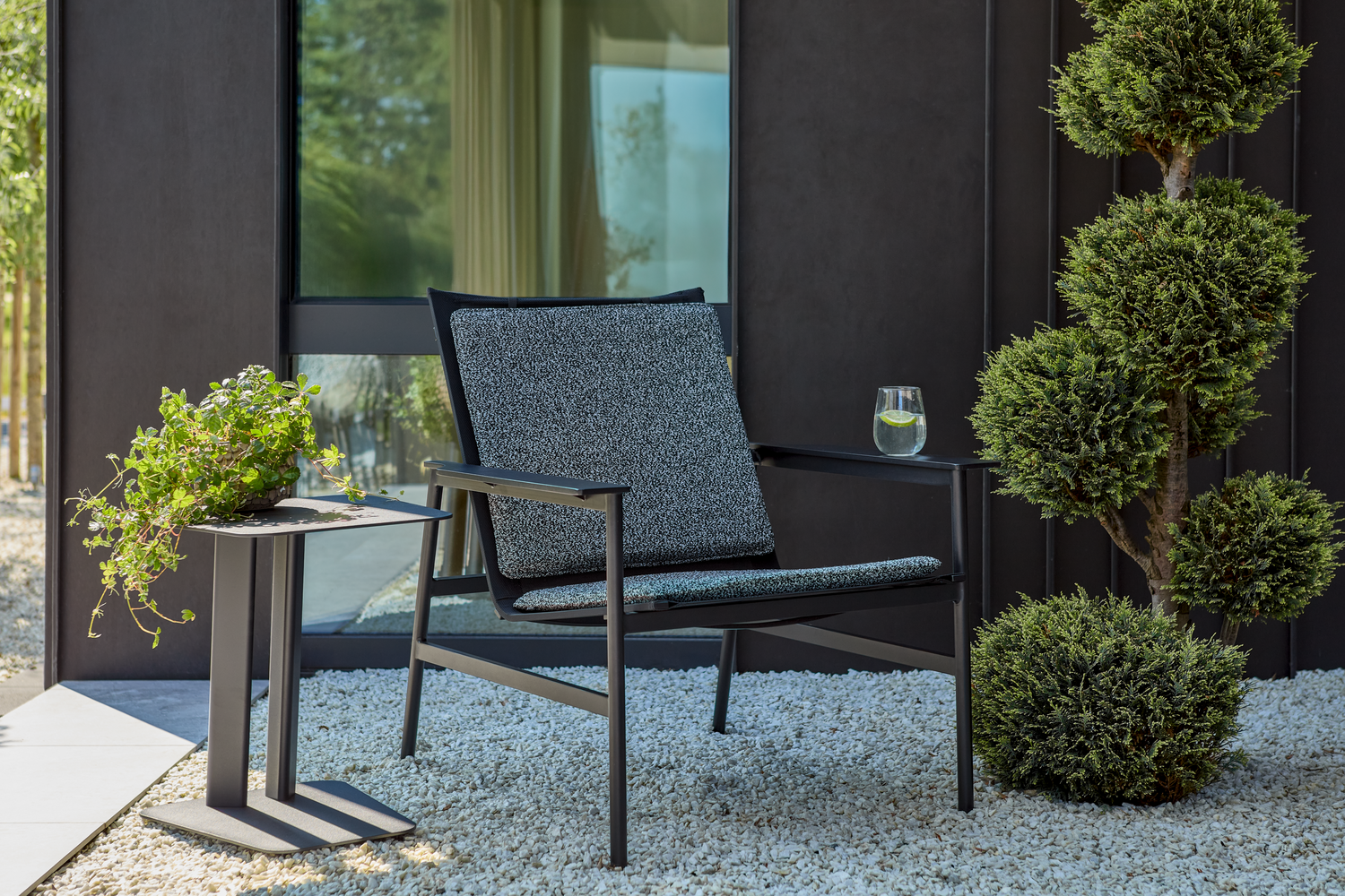 Soro loungefåtölj Svart/Teddy Ant, en produkt av hög kvalitet till bra pris från Ulfåsa möbler