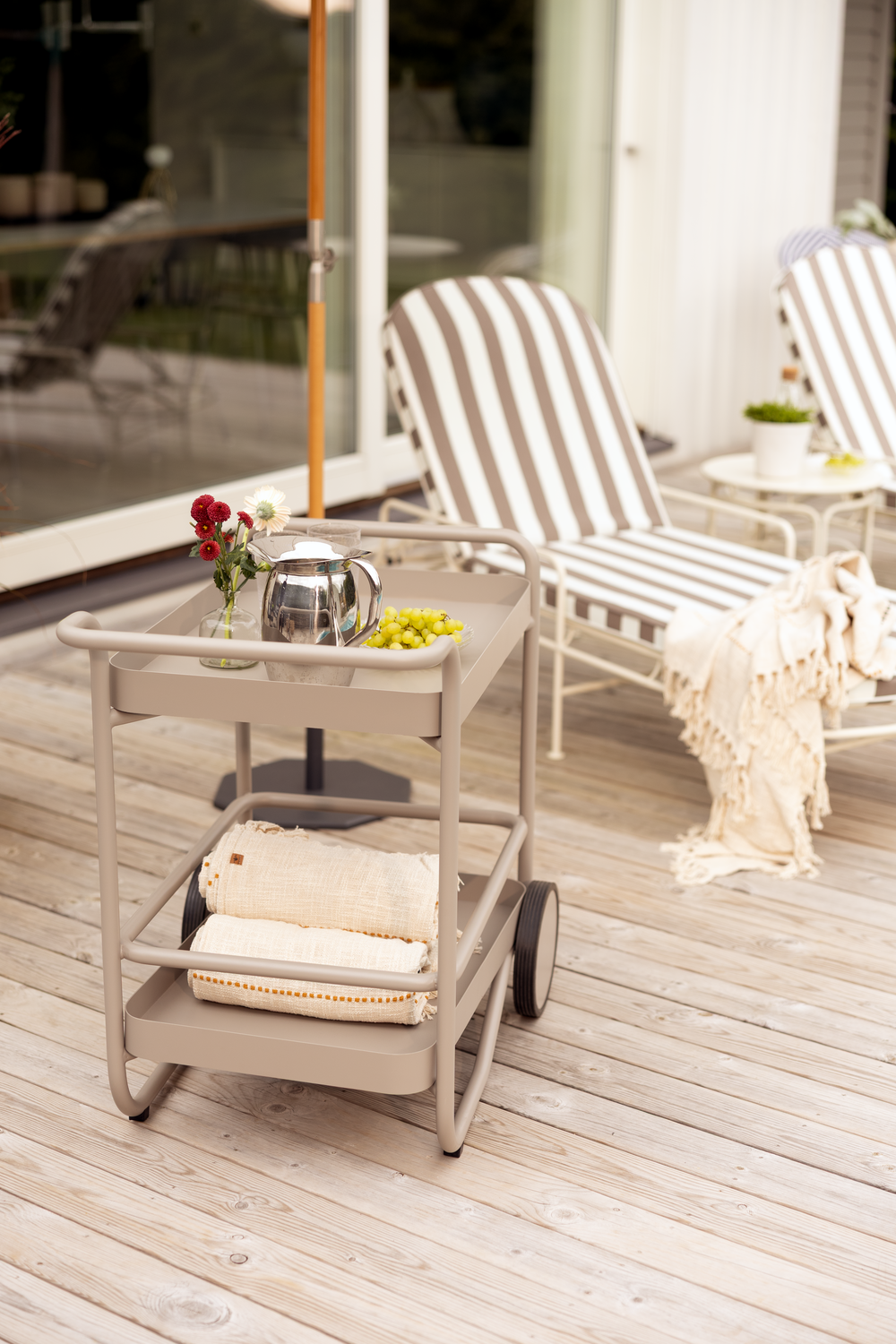 Arts vilsäng Soft White/Beige Stripes, en produkt av hög kvalitet till bra pris från Ulfåsa möbler